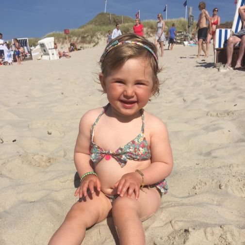 kleines Mädchen am Strand